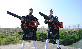 Vor der Kirche von Schloß Neuhaus haben die „Puffin Pipers“ als zwei Schotten kostümiert einen ganz besonderen Dudelsack dabei: einen Laubbläser. - Agenturfoto