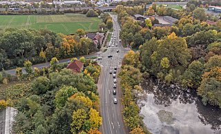 Das Luftbild zeigt das Becker Kreuz von Norden in Richtung Süden fotografiert. Im Hintergrund ist die Autobahn zu sehen, die über der Lübbecker Straße verläuft. - Wolfhard Jording