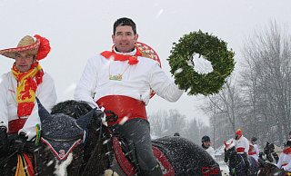 Bei Wind und Wetter wird das Kranzreiten, wie hier 2018, durchgeführt. Nun schränkt ein Virus die traditionsreiche Veranstaltung ein. - Regina Brucksch