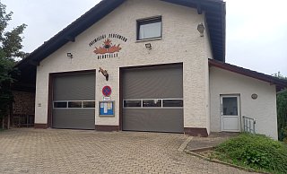 Das aktuelle Gerätehaus der Feuerwehr in Herstelle liegt auf zwei unterschiedlichen Ebenen an der Bundesstraße. Da Garage, Umkleiden und Sanitäranlagen nicht mehr zeitgemäß sind und die Zuwegung zu eng ist, müsste das Gebäude dringend saniert werden. Ob dies möglich ist, soll kurzfristig überprüft werden. Alternativ muss ein Grundstück für einen Neubau gefunden werden. - Torsten Wegener