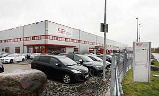 Der Großhändler Ehlert hat seinen Sitz an der Schinkenstraße in Sürenheide. Schräg gegenüber kaufte das Unternehmen 2013 von der Stadt Verl eine weitere Gewerbefläche, bebaute síe aber trotz einervereinbarten Frist nicht. Nun pocht die Stadt auf Rückübertragung des Grundstücks. Als das Unternehmen im September doch noch mit vorbereitenden Bauarbeiten begann, erwirkte die Stadt eine einstweilige Verfügung für einen Baustopp. - Roland Thöring