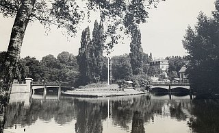 Wann genau das historische Foto entstand, kann Rubend Heinemann, der direkt am Werre-Wehr aufwuchs, nicht mehr sagen. Es ist jedenfalls Teil der Fotosammlung seiner Familie und zeigt, wie das Areal einst einmal aussah. - Natalie Gottwald