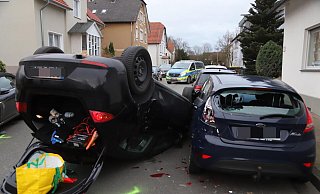 Das Auto der Frau landete auf dem Dach. Der Kofferraum öffnete sich, allerhand Sachen landeten auf der Straße. - Charlotte Mahncke