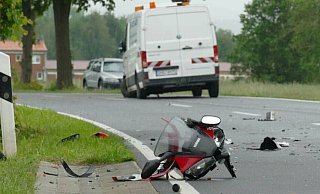 Der Motorradfahrer schwebt nach dem heftigen Crash in Lebensgefahr. - NW