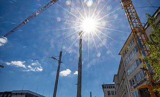 Mit einem Baukran wurden die ersten Säulen für die neue Beleuchtung auf dem Jahnplatz aufgerichtet. Foto: Mike-Dennis Müller - Mike-Dennis Müller / www.mdm.photo