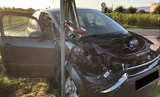 Der Audi der Familie wurde im Frontbereich von der Lok erfasst und beschädigt. - Polizei Minden-Lübbecke