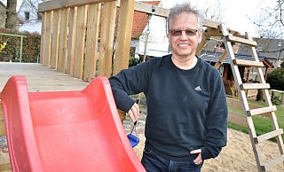 Werner Scheips (60) im heimischen Garten. Dort können seine Kinder neben einer Rutsche andere Spielgeräte nutzen. - Karin Prignitz