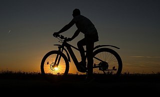Zwei Elektrofahrradfahrer sind Samstag und Sonntag Opfer von aggressiven jungen Männern geworden. - Symbolfoto: Pixabay