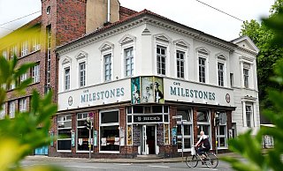 Im Bielefelder "Café Milestones" läuft der Betrieb noch weiter. - Barbara Franke
