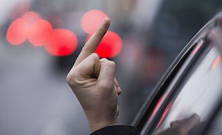 Nach einem eskalierten Streit zweier junger Frauen, versuchte eine Autofahrerin ihre Widersacherin zu überfahren. - dpa / Jens Büttner