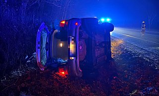 Auf der B64 bei Delbrück kam dieser Wagen ins Schleudern und landete auf der Fahrerseite im Graben. Die Insassen blieben unverletzt. - Feuerwehr Delbrück
