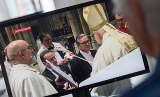Die Zeremonie mit Bürgermeister Michael Dreier (4. v. l.) fand im Kölner Dom statt. - Niklas Tüns