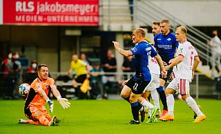 SCP-Torjäger Sven Michel überwindet im Hinspiel Nürnbergs Torhüter Christian Mathenia und erzielt den 2:2-Endstand. - Besim Mazhiqi