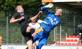 Unmittelbar nach dem Zusammenprall gehen Dornbergs Torhüter Joschka Leier und Theesen Kai-Niklas Janz (l.) zu Boden. Für Leier geht es nicht weiter. - Peter Unger