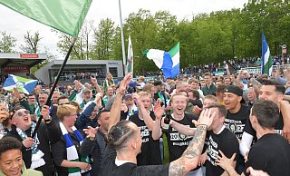 Party im Heidewald: Mehr als 2.700 Fans waren beim Aufstiegsspiel des FC Gütersloh am Sonntag im Heidewald dabei. - Jens Dünhölter