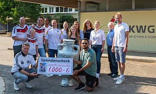 Bei der Übergabe der EM-Trophäe und des Spendenschecks durch die DFB-Legenden an das König-Wilhelm-Gymnasium gibt es nur glückliche Gesichter. - Dietmar Meletzus