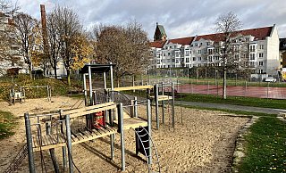 Tatort Spielplatz: An der Huelsmannstraße (zwischen Herforder und August-Bebel-Straße) fanden damals zwei Mädchen das Mordopfer in einem Gebüsch. - Jens Reichenbach