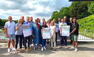 Die Bürener Unternehmerschaft hält zusammen, um Kindern und Jugendlichen kostenlosen Freibadspaß zu ermöglichen. - Stadt Büren