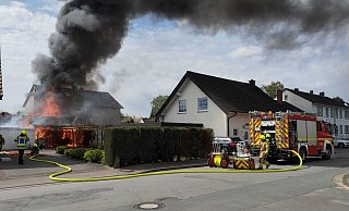 Mehrere Feuerwehreinheiten sind im Einsatz, um die Personen aus dem brennenden Haus zu retten und das Feuer zu löschen. - Nicolas Bröggelwirth