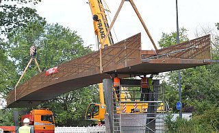 Bereits Mitte Juli hatte die B61 kurzzeitig voll gesperrt werden müssen. Damals war das Mittelteil der neuen Brücke montiert worden. - Jens Dünhölter