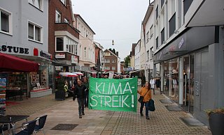Statt Einkauf Protest. Die Demonstranten zogen über die Lange Straße in Lübbecke. - Felix Schwien
