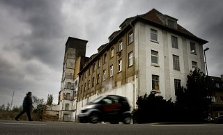In der Facebookgruppe „Du lebst schon lange in Bünde, wenn. . .“ merkte kürzlich jemand an, dass das „alte Cordes-Denkmal“ doch noch länger hätte stehen können. - Gerald Dunkel