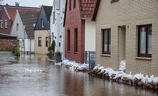 Nicht selten bedroht das Hochwasser ganze Straßenzüge. Die Gebäudeschäden können beträchtlich sein. - dpa