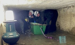 Sieben Freiwillige haben in Erkeln einen blockierten Kanal freigeräumt. Der verrohrte Bachlauf war von Bruchsteinen verstopft. In einer Wanne transportierten die Männer die Brocken ans Tageslicht. - Manuela Puls