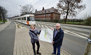 Kritisieren, dass es keine Möglichkeit geben soll aus dem künftigen Wohnquartier auf dem Gelände der Rochdale-Kaserne in beide Fahrtrichtungen auf die Oldentruper Straße abzubiegen: Alexandra Heckeroth und André Lanegworth (beide CDU). - Peter Unger Kritisieren, dass es keine Möglichkeit geben soll aus dem künftigen Wohnquartier auf dem Gelände der Rochdale-Kaserne in beide Fahrtrichtungen auf die Oldentruper Straße abzubiegen: Alexandra Heckeroth und André Lanegworth (beide CDU). - Peter Unger