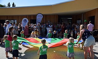 52 Kinder werden in der neuen Kita betreut. Bei der offiziellen Eröffnung waren auch die Kleinsten mit dabei. - Anja Ebner