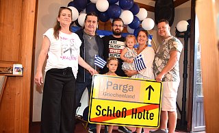 Angelika und Dimitrios Kaskanis wandern aus: Enkelin Mia, Sohn Petros, Tochter Vivi, Enkelin Sophia und Vivis Mann Matthias (v. l.) fällt der Abschied schwer. - Karin Prignitz