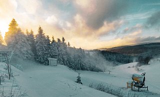 Schneekanonen sind in Winterberg im Einsatz. Aber es fällt derzeit auch echter Schnee. - Niklas Hinz/Skiliftkarussell Winterberg/dpa