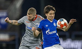 Am 18. Februar 2022 gastierte der SC Paderborn um Stürmer Felix Platte (l.), hier im Duell gegen Ko Itakura, zum bis dato letzten Mal auf Schalke. Der SCP verlor 0:2 und ist nun am 9. März erneut in der Veltins-Arena im Einsatz. - picture alliance/dpa