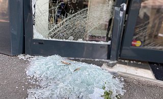 Der Randalierer warf mehrere Werbeaufsteller in verschiedene Schaufenster am Niederwall. - Christian Bröder