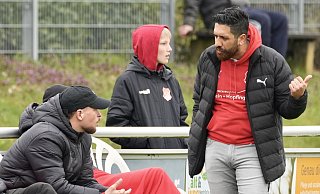 Theesens Trainer Engin Acar (r.) fragte sich zuletzt häufiger, warum es nicht so gut läuft auf dem Platz. - Peter Unger