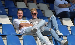 Joel Grodowski (links) musste die Verler Spiele zusammen mit dem nach einem Kreuzbandriss ebenfalls langzeitverletzten Barne Pernot von der Tribüne aus verfolgen. - Jens Dünhölter