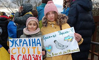 Emeliy (links) trägt das selbstgemalte Plakat „Die Ukraine steht in Tränen“ und Diana beteuert „Die Krim ist die Ukraine“. - Edwin Rekate