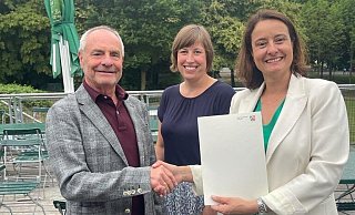 Diethelm Krause (Präsident des KSB Paderborn, v. l.) und Lisa Frintrup (Vorstandsvorsitzende des KSB Paderborn) bekommen von Anna Katharina Bölling (Regierungspräsidentin im Regierungsbezirk Detmold) den Zuwendungsbescheid für das Förderprogramm Digitalisierung überreicht. - KSB Paderborn