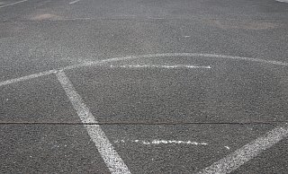 Auf dem obersten Parkdeck sind noch letzte Spuren vom Hakenkreuz sichtbar. - Claus Frickemeier