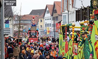 Dicht gedrängt stehen Besucher an vielen Stellen der Delbrücker Innenstadt während der Umzüge am Sonntag und Montag. - Regina Brucksch