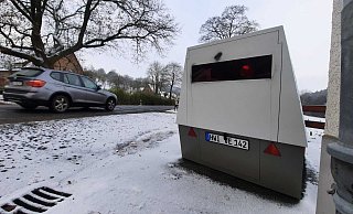 Hat gut zu tun: Einer der neuen mobilen Blitzer im Kreis Höxter - hier auf der Bundesstraße 239 in Höhe des Gasthofes Struck in Brenkhausen. - David Schellenberg