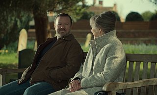 Tony (Ricky Gervais) und Anne (Penelope Wilton) lernen sich in „After Life“ auf dem Friedhof kennen. - Netflix