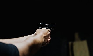 Der unbekannte Täter bedrohte den Tankstellenmitarbeiter mit einer Schusswaffe. - pexels (Symbolfoto)