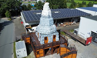 Der 16 Meter hohe Fels ist testweise schon einmal in einem Industriegebiet in Rheda-Wiedenbrück aufgebaut worden. Die Dimensionen sind auch ohne festlichen Glanz beeindruckend. - Eike J. Horstmann
