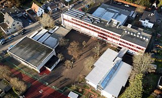 Die kleine Einfeld-Sporthalle sollte durch eine im Boden versenkte Zweifeld-Halle ersetzt werden. Oben drauf waren Unterrichtsräume geplant. Das ist zu teuer. - Gerald Dunkel