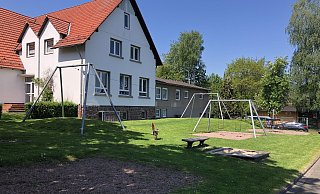 Der Spielplatz an der Grubestraße in Amelunxen liegt in der Dorfmitte und ist bereits 2016 aufgewertet worden. Auf der freien Fläche (links im Bild) könnte der Spielturm Platz finden. - Nicole Fischer