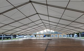 Aktuell wird auf dem Schützenplatz das große Festzelt der Oktoberwoche aufgebaut. - Dieter Scholz