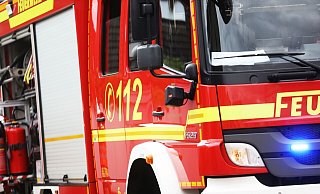 Sie sind groß, rot und manchmal blinken sie auch mit blauem Licht. Trotzdem hat ein Autofahrer jetzt eines der Bielefelder Feuerwehrfahrzeuge beschädigt. - Sarah Jonek