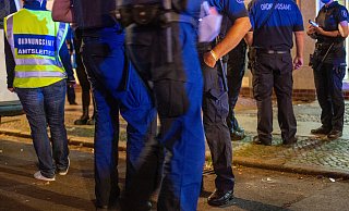 War das Verhalten der Polizei und des Ordnungsamtes bei einem Fest im Kreis Gütersloh am Wochenende gerechtfertigt? - picture alliance/dpa/dpa-Zentralbild