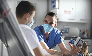 Die Kinderkrankenpflege unterscheidet sich stark von der Pflege von Erwachsenen. Simon Herfurth stellt sich im Kinderzentrum Bethel den Herausforderungen und kümmert sich um junge Patienten. - Mario Haase